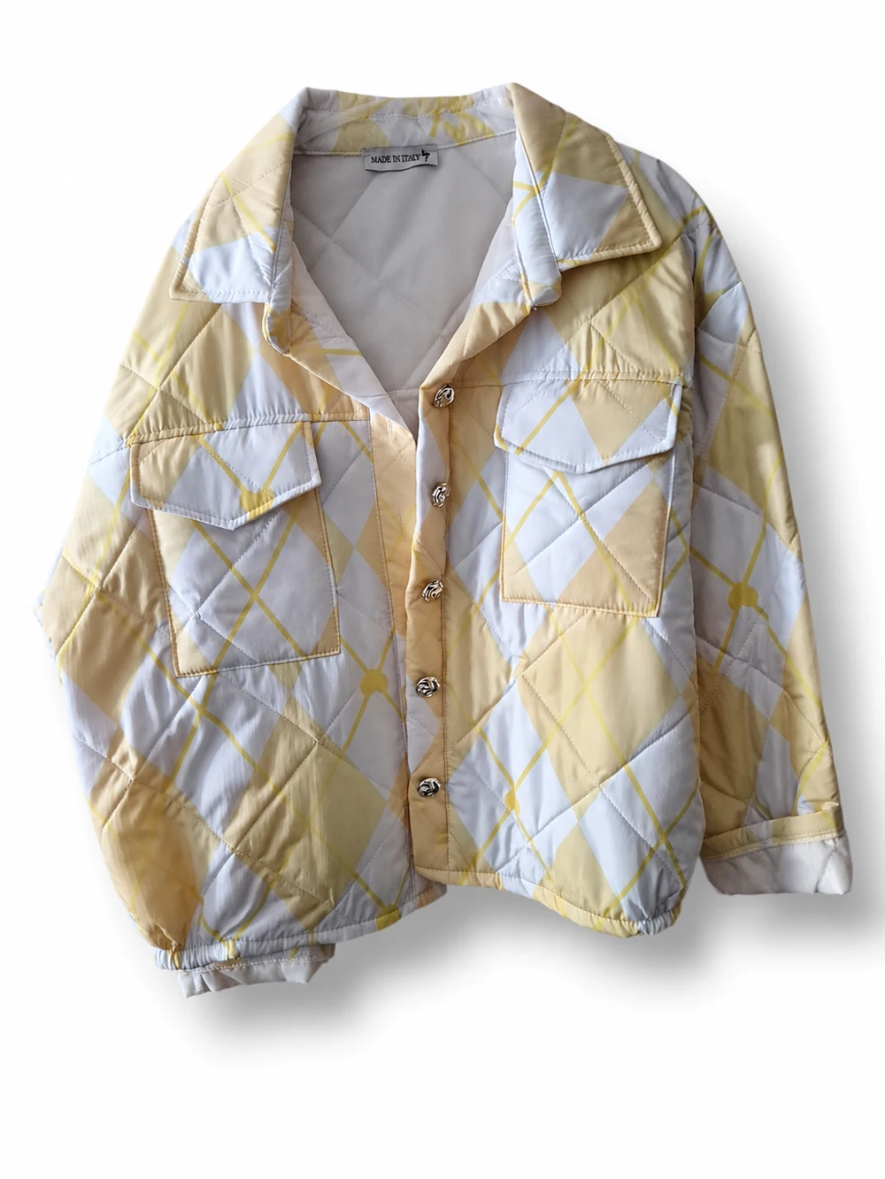 Freigestelltes Produktfoto einer pastellgelben gesteppten Jacke