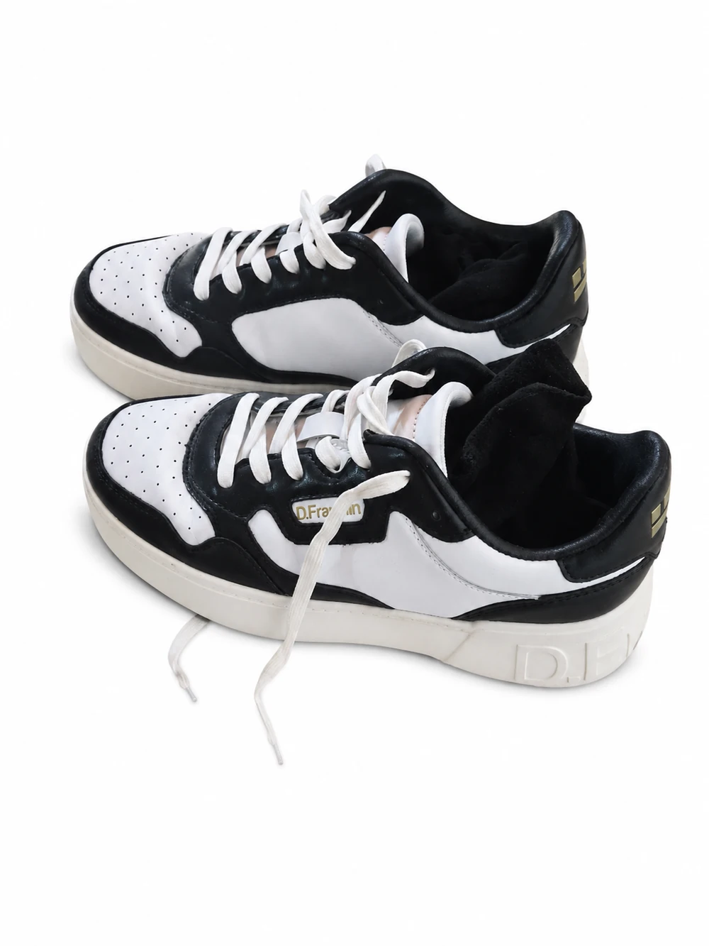 Freigestelltes Produktfoto eines Paars schwarz-weißer Sneaker