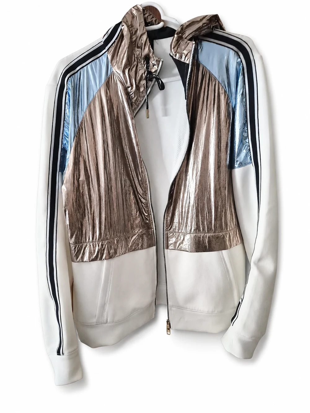 Freigestelltes Produktfoto einer cremefarbenen Jacke mit Metallic-Einsätzen